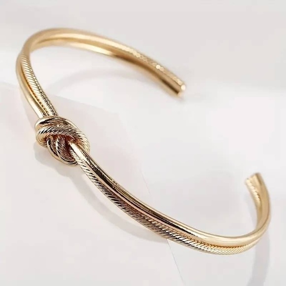 Luxury 18K Gold Plated Knot Bracelet - Picture 4 of 6